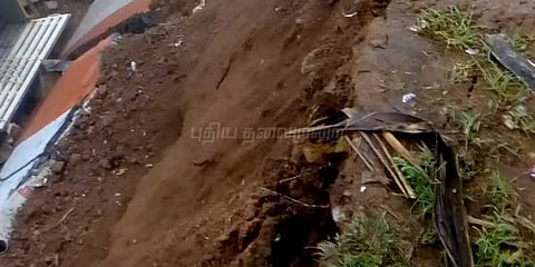 கனமழையால் கொடைக்கானலில் மண்சரிவு: போக்குவரத்து பாதிப்பு