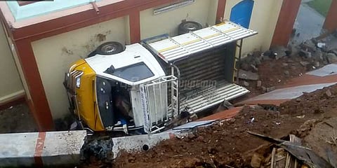 மழை வெள்ளத்தில் அடித்துச்செல்லப்பட்ட லாரி