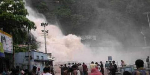 கனமழையால் அருவிகளில் குளிக்க தொடர்கிறது தடை!