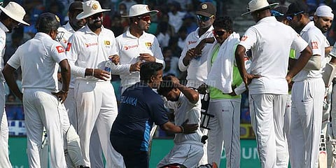 முரளி விஜய் அடித்த பந்தில் இலங்கை வீரர் காயம்!