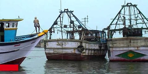 173 தமிழக மீனவர்களுடன் லட்சத்தீவில் கரை ஒதுங்கிய 15 படகுகள்