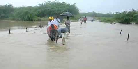 கடலூர் அருகே தரைப்பாலத்தில் உடைப்பு: 5 கிராம மக்களின் போக்குவரத்து துண்டிப்பு