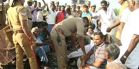 வடமதுரை ரயில் நிலையத்தை அகற்ற எதிர்ப்பு: 100க்கும் மேற்பட்டோர் கைது