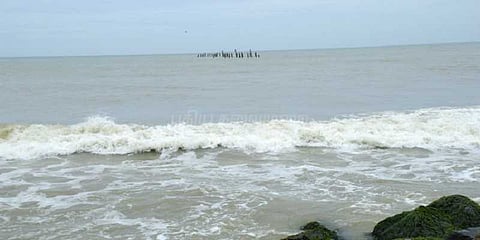 புதுச்சேரி கடலில் ராட்சத அலையில் சிக்கி இளைஞர் உயிரிழப்பு