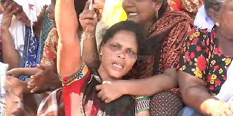 தமிழக-கேரள எல்லையில் மறியல்: மீனவர்களை மீட்கக்கோரி உறவினர்கள் போராட்டம்