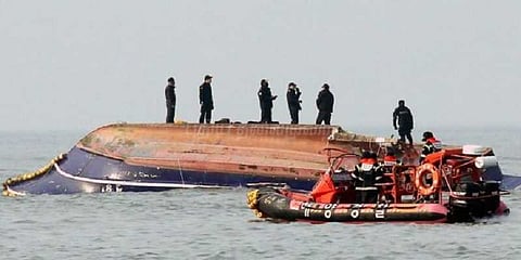 தென்கொரியாவில் மீன்பிடி படகு கவிழ்ந்து விபத்து: 13 பேர் பலி
