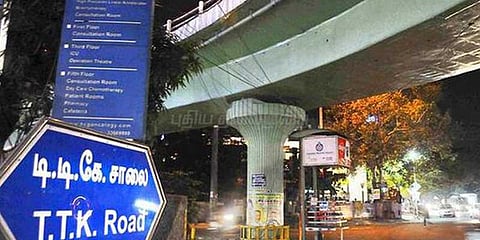 ஹெல்மெட் அணியாமல் சென்ற இளைஞர்: மேம்பால கம்பியில் மோதி பலி