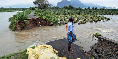 தமிழகம், கேரளாவை புரட்டிய ஒகி, குஜராத்தை நெருங்குகிறது!