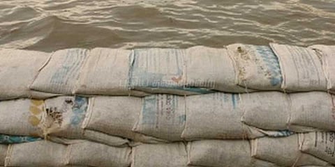 பருவமழை பாதுகாப்புக்காக வைக்கப்பட்ட மணல் மூட்டைகளை விற்கும் பொதுப்பணித்துறை?