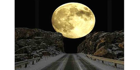 சீனாவில் தென்பட்ட பெரும் நிலவு: சுற்றுலா பயணிகள் உற்சாகம்