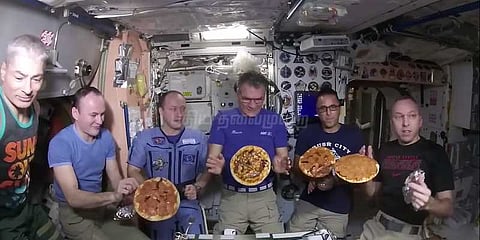 விண்வெளியில் பீட்சா செய்து சாப்பிட்ட ஆய்வாளர்கள்.....வைரல் வீடியோ