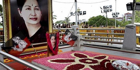 கறுப்பு சட்டையுடன் ஏராளமானோர் ஜெயலலிதா நினைவிடத்தில் அஞ்சலி