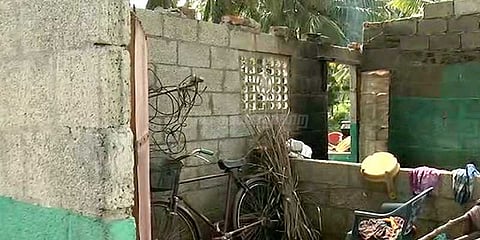 வீடுகளை இழந்து வீதியில் நிற்கும் குமரி மக்கள்