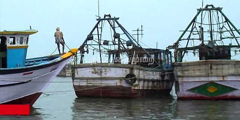 குஜராத்தில் தவிக்கும் தமிழக மீனவர்கள்!