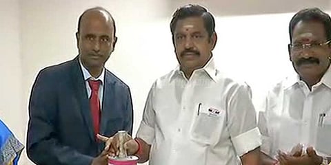 கொடி நாள் நிதி வழங்கினார் முதலமைச்சர் பழனிசாமி
