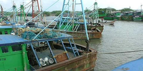 11 நாளாக மீன்பிடிக்கச் செல்லாத மீனவர்கள்