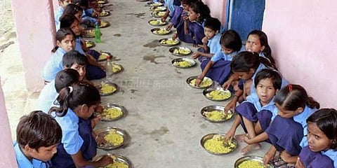 உணவு திட்டத்திற்கான ரூ.100 கோடியை தனியாருக்கு வழங்கிய வங்கி அதிகாரி