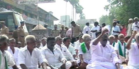 தஞ்சையில் காப்பீட்டுத்தொகை கேட்டு விவசாயிகள் போராட்டம்