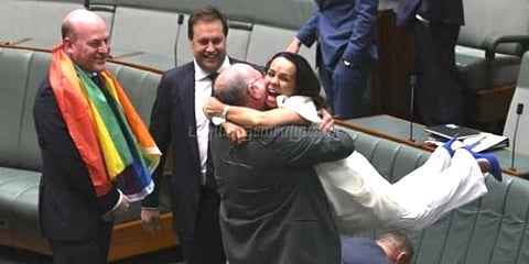 ஒரு பாலின திருமண சட்டம் நிறைவேற்றம்: நள்ளிரவு முதல் அமலுக்கு வருகிறது