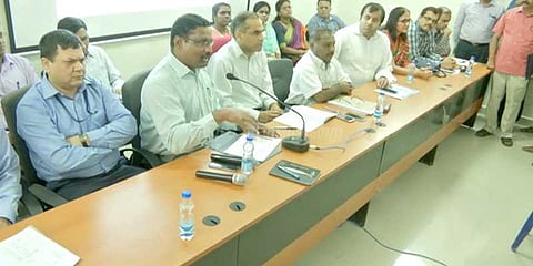 ஆர்.கே.நகர் வேட்பாளர்களுடன் தேர்தல் அதிகாரிகள் ஆலோசனை