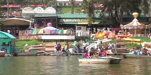 துர்நாற்றம் வீசும் உதகை படகு இல்லம் ஏரி