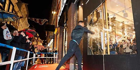 குத்துச்சண்டை பாணியில் கடை திறப்பு விழா