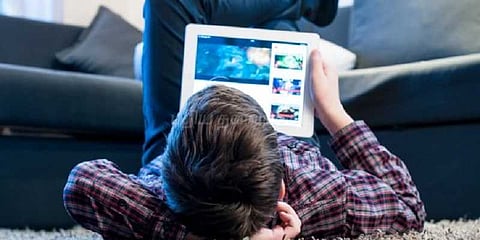 தூங்கும் முன் ஸ்மார்ட்ஃபோன் பயன்படுத்தும் குழந்தைகள்: எச்சரிக்கும் ஆய்வு முடிவு