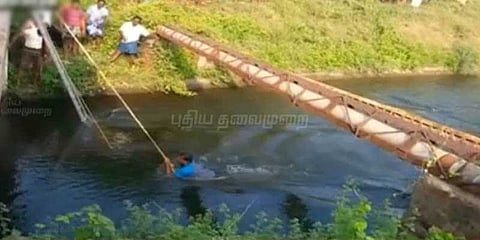 பொள்ளாச்சியில் கால்வாயில் மூழ்கியது கார்: 3 பேர் உயிரிழப்பு