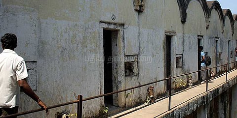 சிறையில் கைதிகள் பயன்படுத்திய செல்ஃபோன், ப்ளூடூத் பறிமுதல்