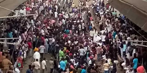 மீனவர்களை மீட்டுதர போராட்டம் நடத்திய 15,000 பேர் மீது வழக்குப்பதிவு