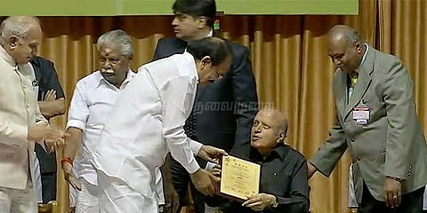 எம்.எஸ்.சுவாமிநாதனுக்கு ‘ஏரறிஞர்’ விருது வழங்கினார் வெங்கையா நாயுடு