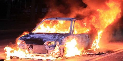 சென்னை புதுப்பேட்டையில் தீப்பிடித்து எரிந்த 3 சொகுசு கார்கள்