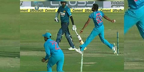 ‘நோ பால்’-க்கு ’பும்ரா பால்’-னு பேர் வையுங்க: கலாய்க்கும் நெட்டிசன்கள்!