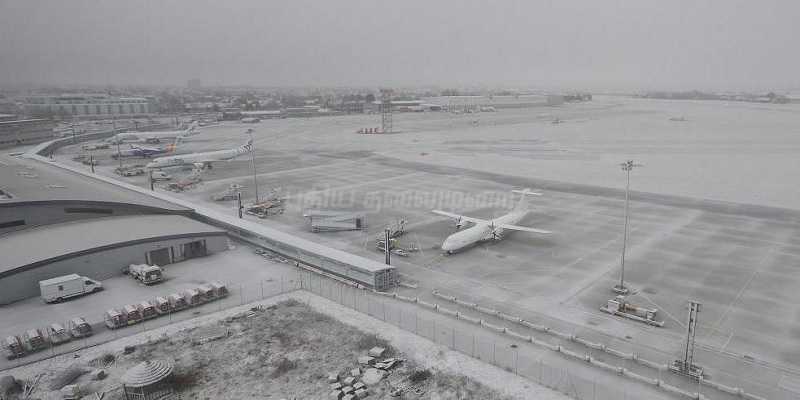 பிரிட்டன் பனிப்பொழிவால் விமானங்கள் ரத்து: ஆயிரக்கணக்கான பயணிகள் அவதி