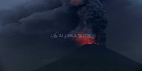 அகுங் எரிமலை: சீற்றத்திலும் கோயில் அருகில் வராத எரிமலை குழம்பு!