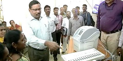 ஆர்.கே. நகரில் விதிகளை மீறும் வாகனங்கள் பறிமுதல்: மாநகராட்சி ஆணையர்