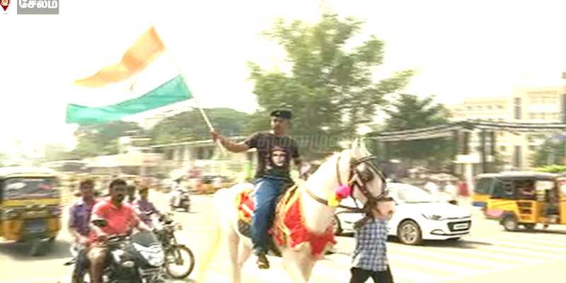 சேலம் கலெக்டரிடம் மனு கொடுக்க குதிரை மீது வந்த நபர்