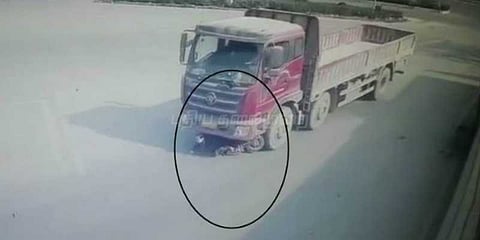 லாரியின் அடியில் மாட்டிக்கொண்ட பெண் உயிர் பிழைத்த அதிசயம்