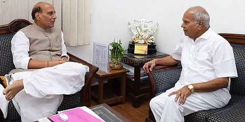 ராஜ்நாத் சிங்குடன் பன்வாரிலால் ஆலோசனை: ஒகி நிதி வருமா?