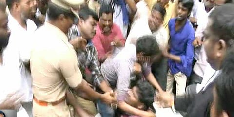 தீர்ப்பை விமர்சித்த இருவருக்கு நீதிமன்ற வளாகத்திலேயே அடி..உதை..