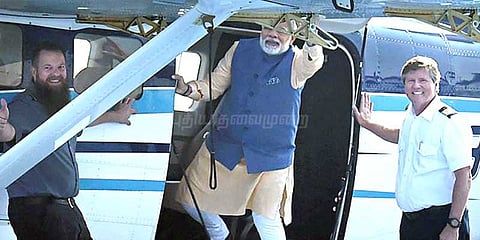 நீரிலும் ஆகாயத்திலும் இயங்கக்கூடிய விமானத்தில் பறந்த மோடி