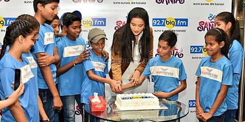 கிறிஸ்மஸ் நிகழ்ச்சியில் பங்கேற்ற மகாராஷ்டிர முதல்வர் மனைவிக்கு எதிர்ப்பு