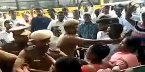 நீதிமன்றத்தில் ஆஜரான தஷ்வந்த் மீது பெண்கள் சரமாரி தாக்குதல்