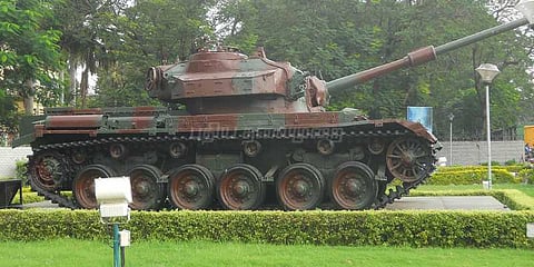 தந்தையின் சீருடை அணிந்து ராணுவ பயிற்சி மையத்தில் புகுந்த இளைஞர்