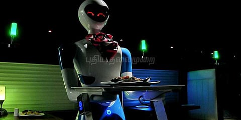 மேஜைக்கு வந்து உணவு கொடுக்கும் ரோபோ: சென்னையில் ஒரு அதிசயம்