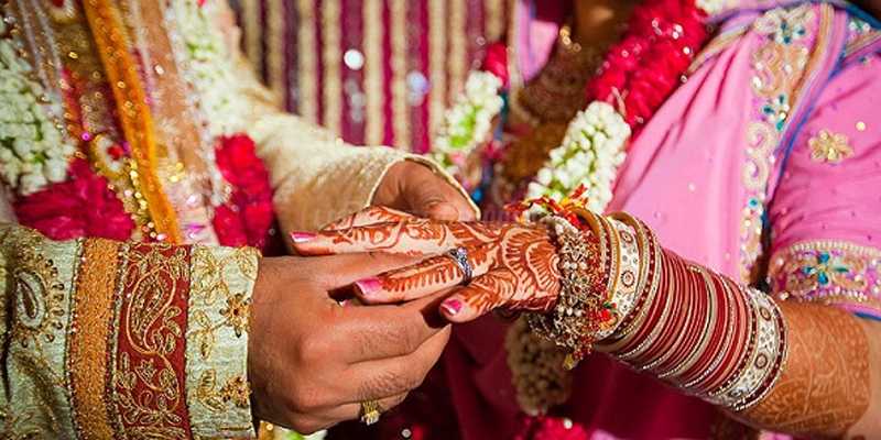 திருமண தினத்தன்று பணிநீக்கம்: ஆசிரிய தம்பதிக்கு தனியார் பள்ளி அளித்த பரிசு