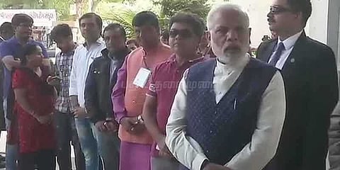 குஜராத்தில் விறுவிறு வாக்குப்பதிவு: வரிசையில் நின்று வாக்களித்தார் மோடி