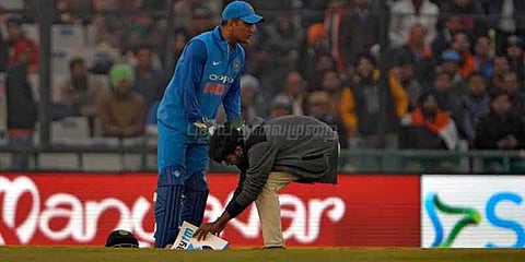 மைதானத்திற்குள் நுழைந்து தோனி காலில் விழுந்த ரசிகர்: வைரலாகும் வீடியோ