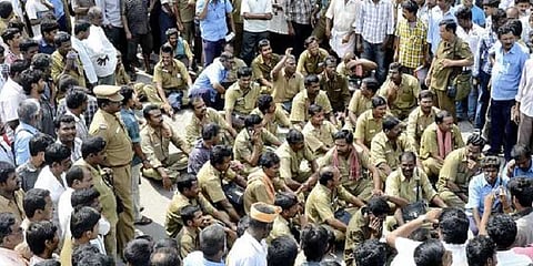 தமிழகம் முழுவதும் போக்குவரத்து ஊழியர்கள் காத்திருப்பு போராட்டம்