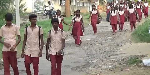 பள்ளிக்குச் செல்ல தினமும் அல்லல்படும் மலைக்கிராம மாணவர்கள்
